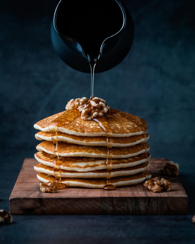 Siroop die over een stapel pancakes loopt